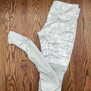 Alo Yoga white workout leggings - size S